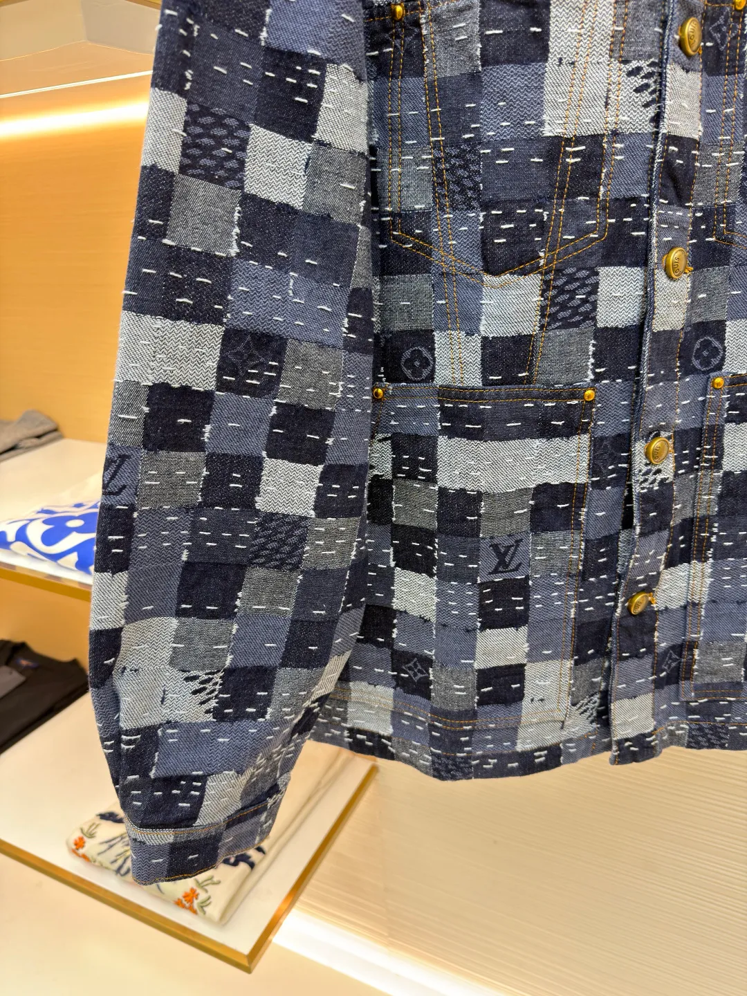 LOUIS VUITTON ●Description: Using denim fabric to create a standard version, the Damier jacquard texture pattern is presented through exquisite splicing technology, showing Nigo's deep understanding of Japanese traditional craftsmanship. The design cleverly combines workwear elements with modern aesthetics. The curved collar line is smooth and elegant, perfectly balanced with the overall silhouette. The details are embellished with shiny domed metal buttons and rivets, adding sophistication to the overall look. Adjustable straps at the back waist ensure comfort. The overall wiring is straight and delicate, the fabric is comfortable and soft, and the color is consistent without color difference. It can be matched with the same style to create a fashionable look and control various occasions. Customized accessories, complete with three standards, same style for men and women!